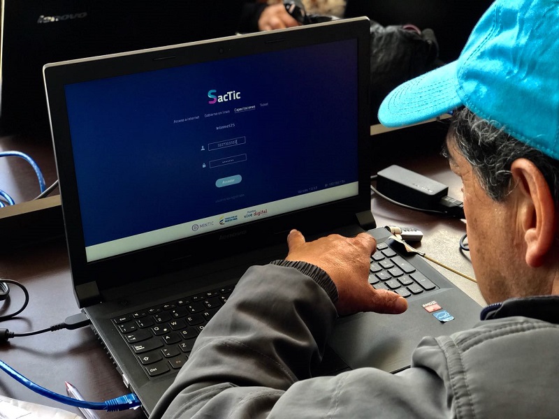 Foto de señor en computador