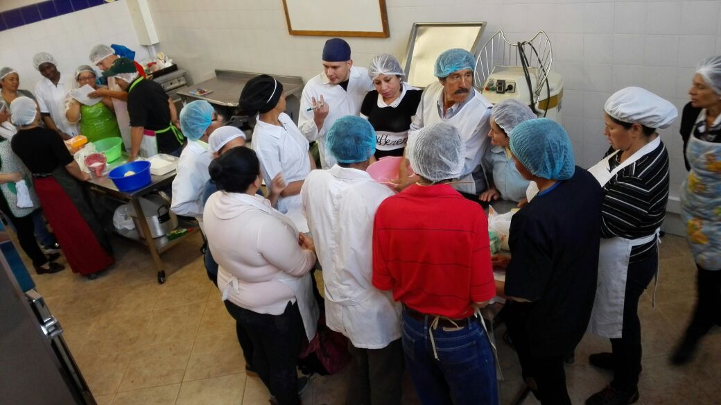 Foto de personas tomando los cuesos