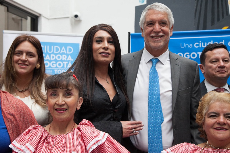 Foto de alcalde con personas mayores 3