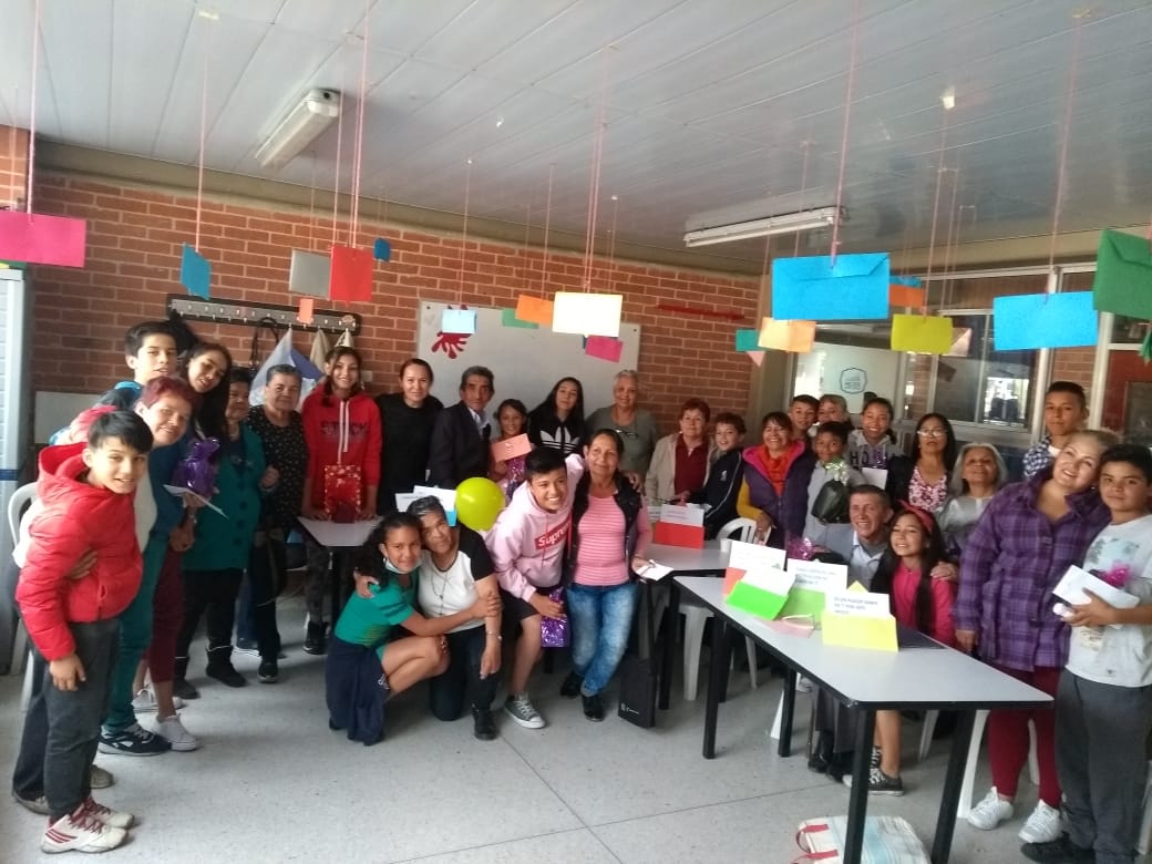foto de personas mayores, ninos, niñas y adolescentes