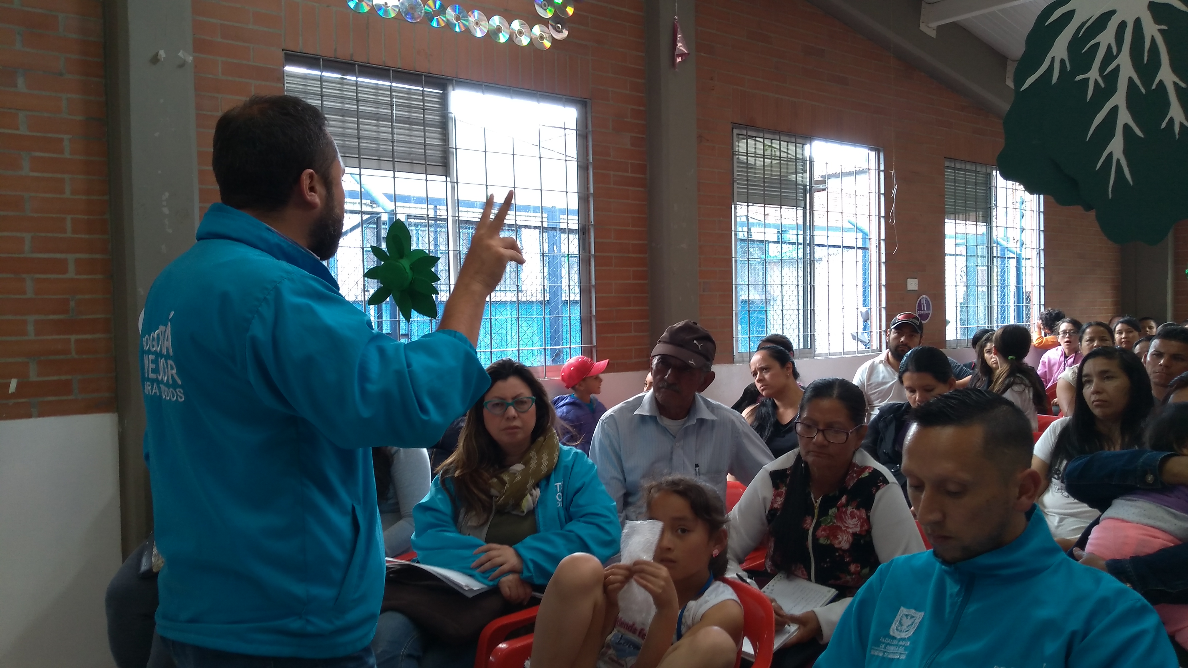 foto de funcionarios y participantes