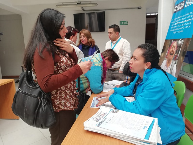 foto de funcionaria atendiendo a beneficiario