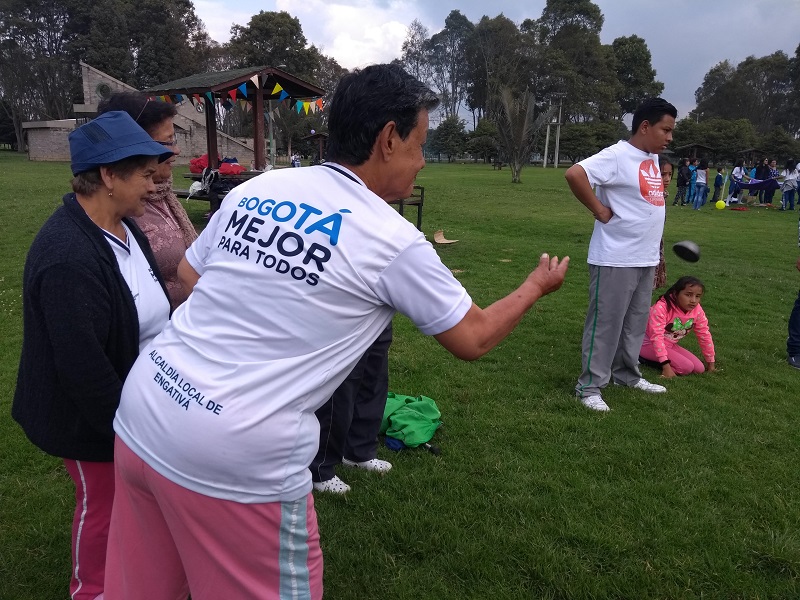Foto de personas mayor jugando en el parque