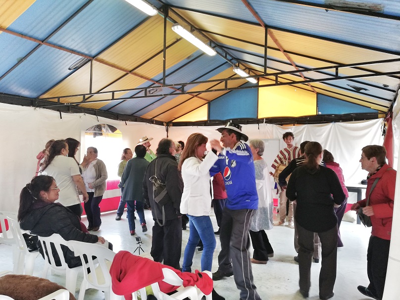 Foto de personas mayores bailando