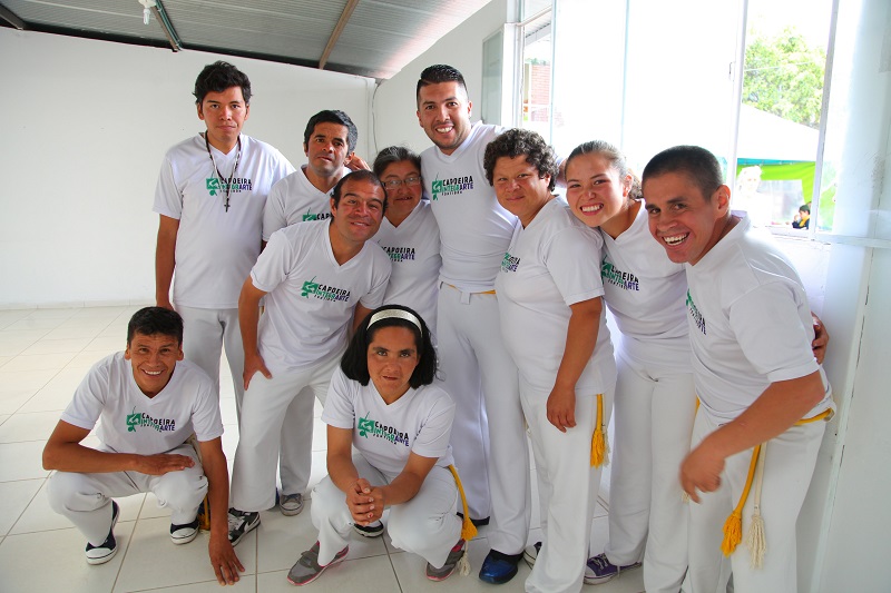 Foto de personas mayores balando capoeira