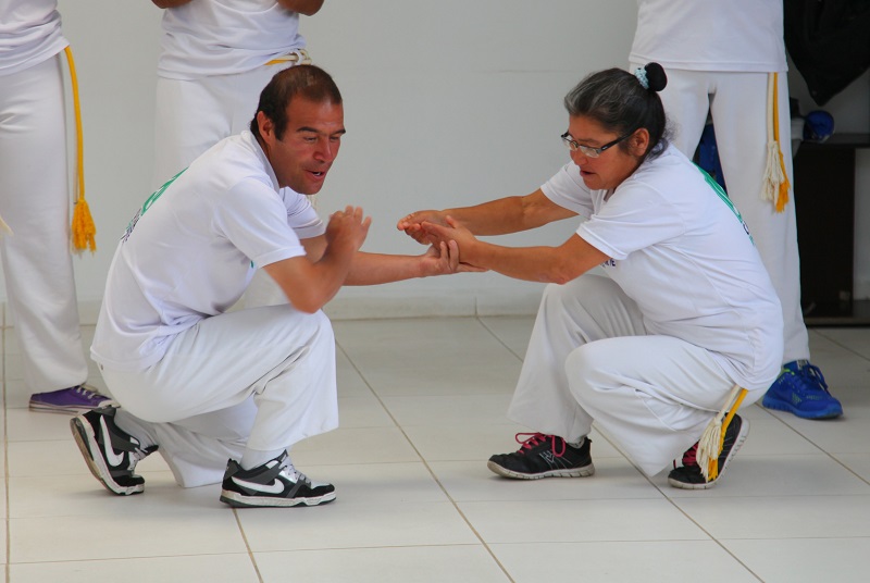 Foto de personas mayores balando capoeira
