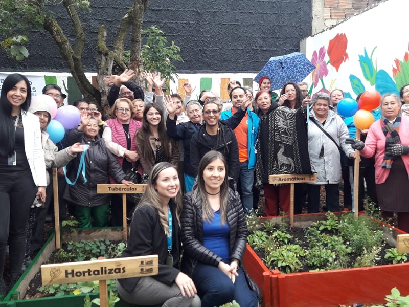 foto de persona mayores y funcionarios de la SDIS