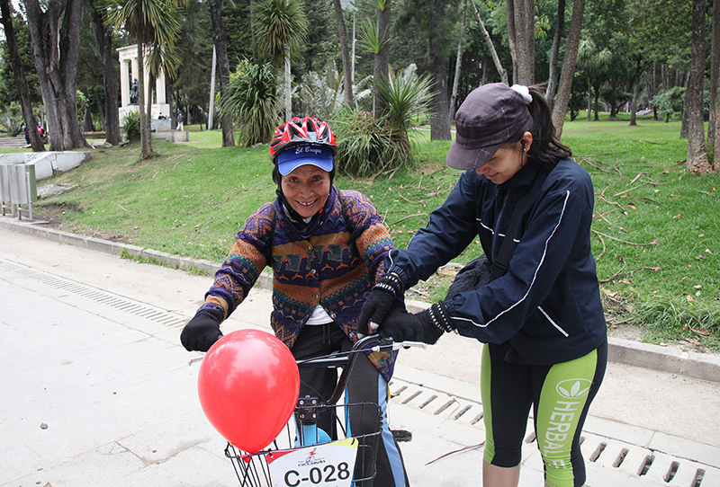 foto de personas mayores en bicicletas 1