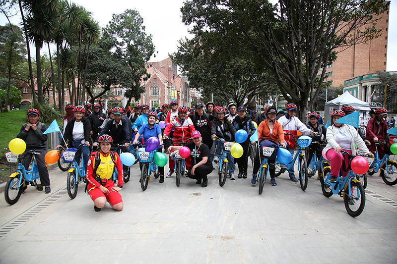 foto de personas mayores en bicicletas 2