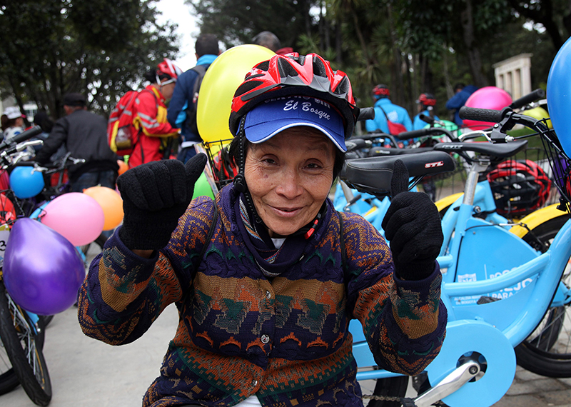 foto de personas mayores en bicicletas 3