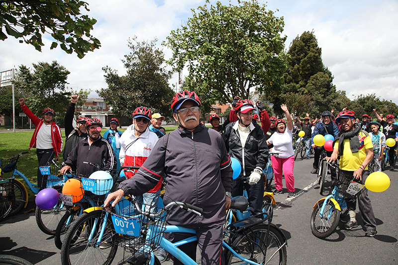 foto de personas mayores en bicicletas 4
