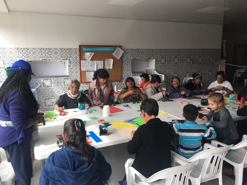 Personas mayores se gozan