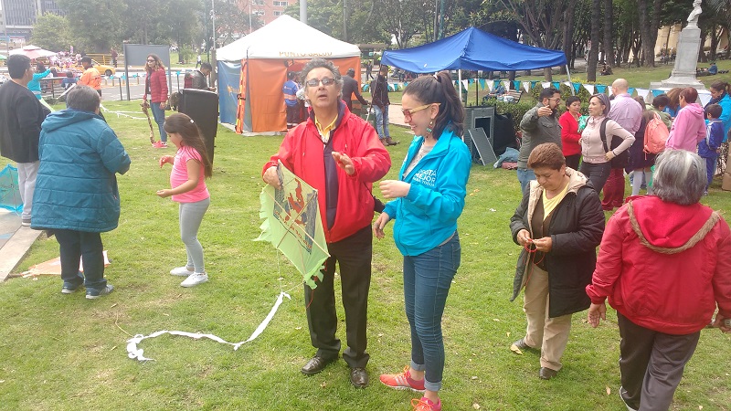 foto de personas elvando cometa