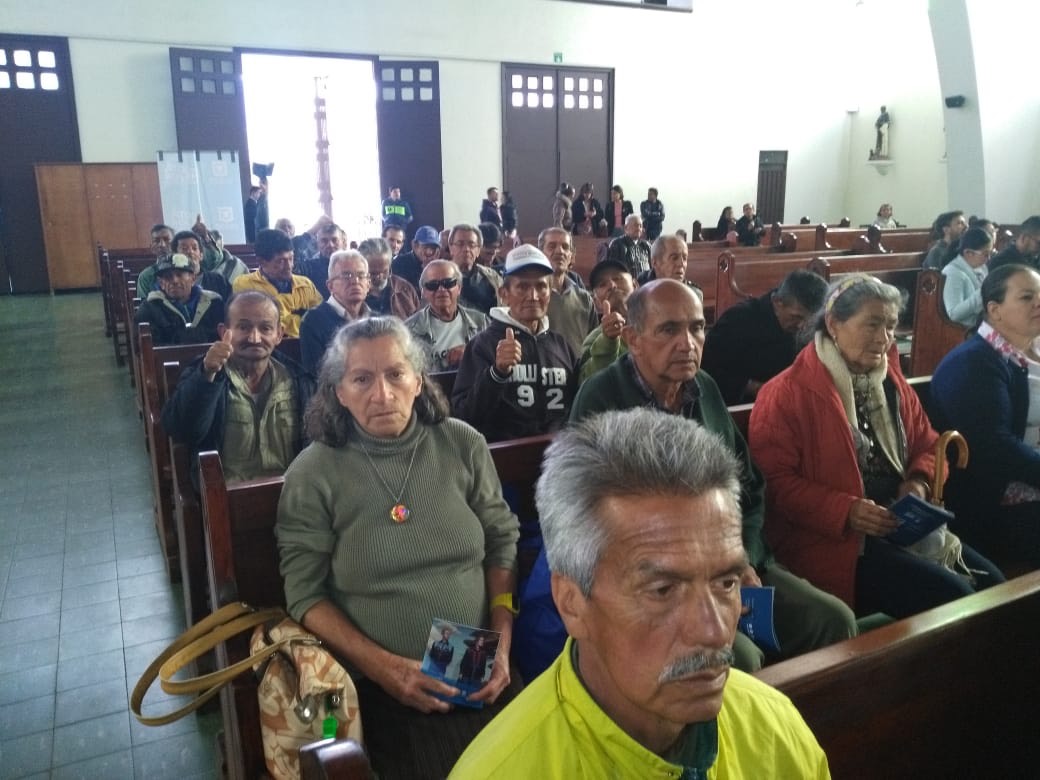 foto de adultos mayores sentados