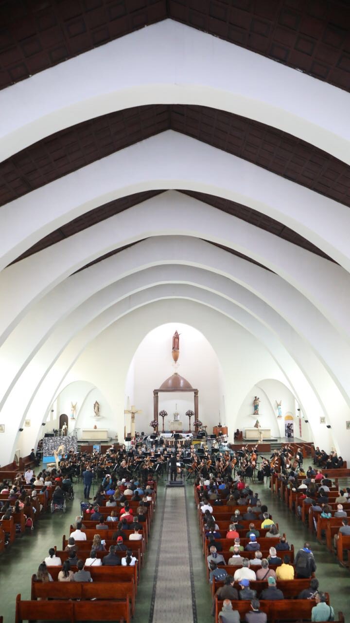foto de adultoa mayores escuchando sinfonica