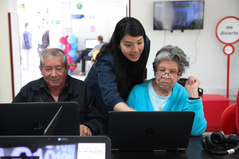 Adultos mayores en punto de Vive digital
