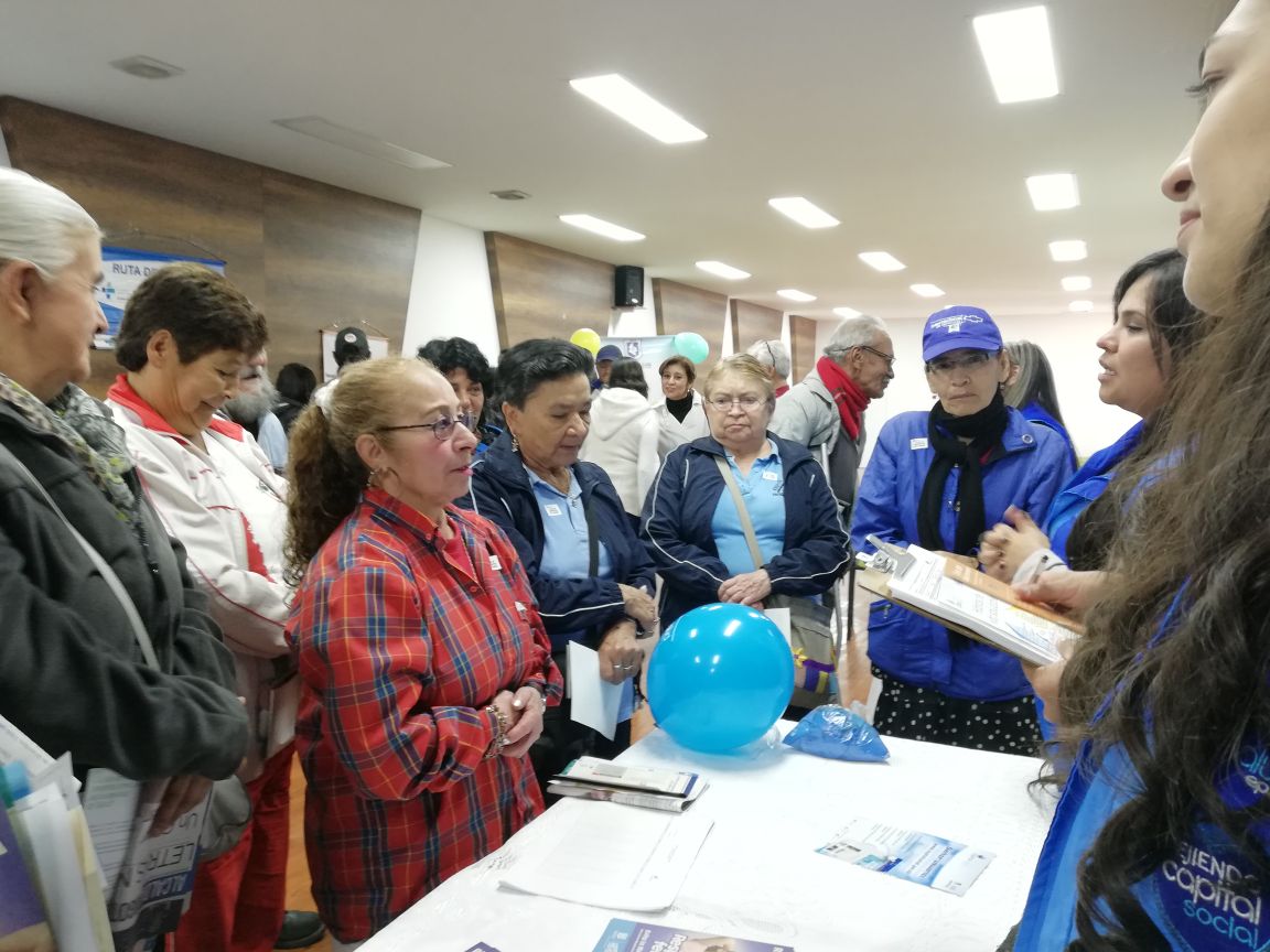 Foto de personas mayores recibiendo charlas
