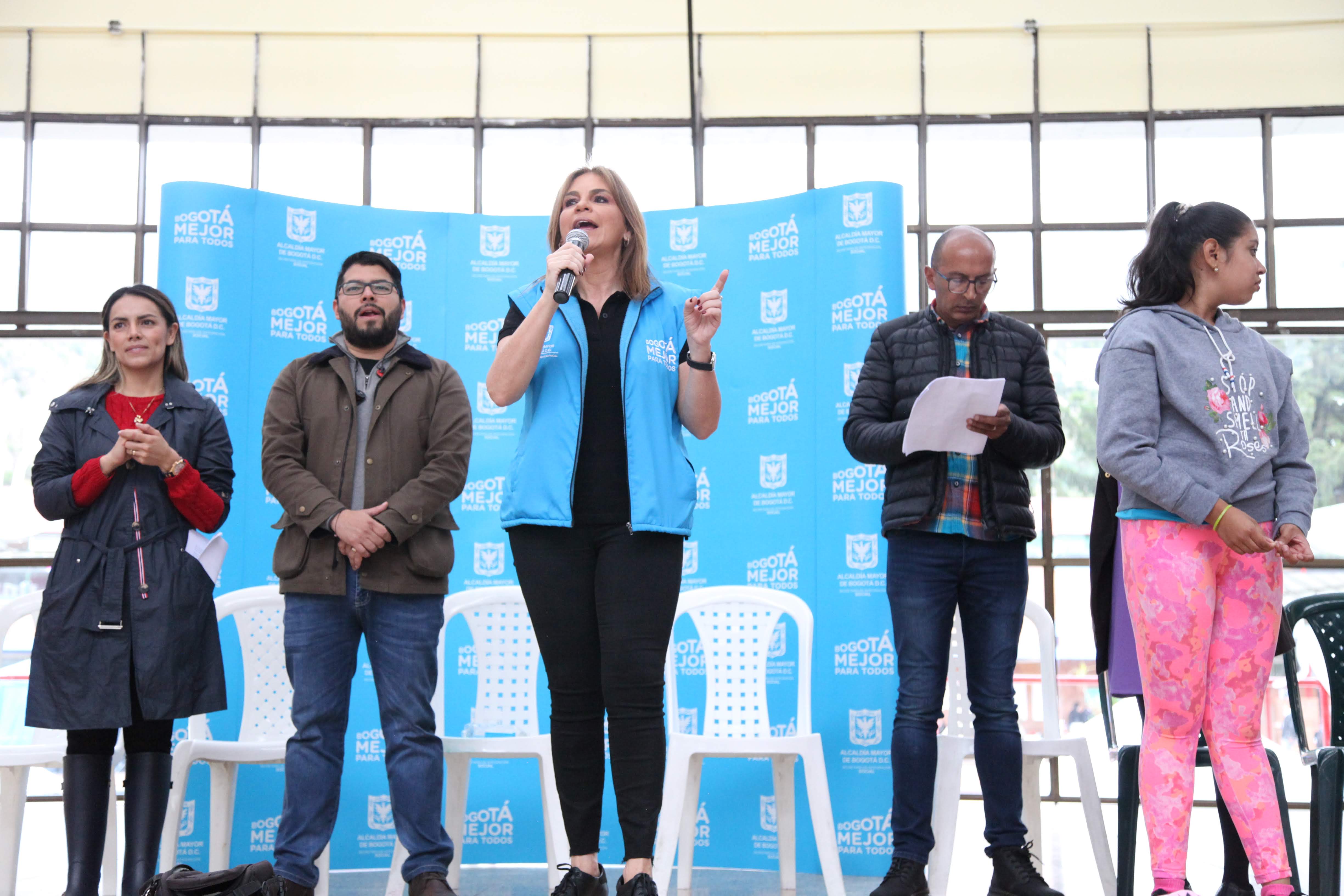 foto de secretaria hablando al publico