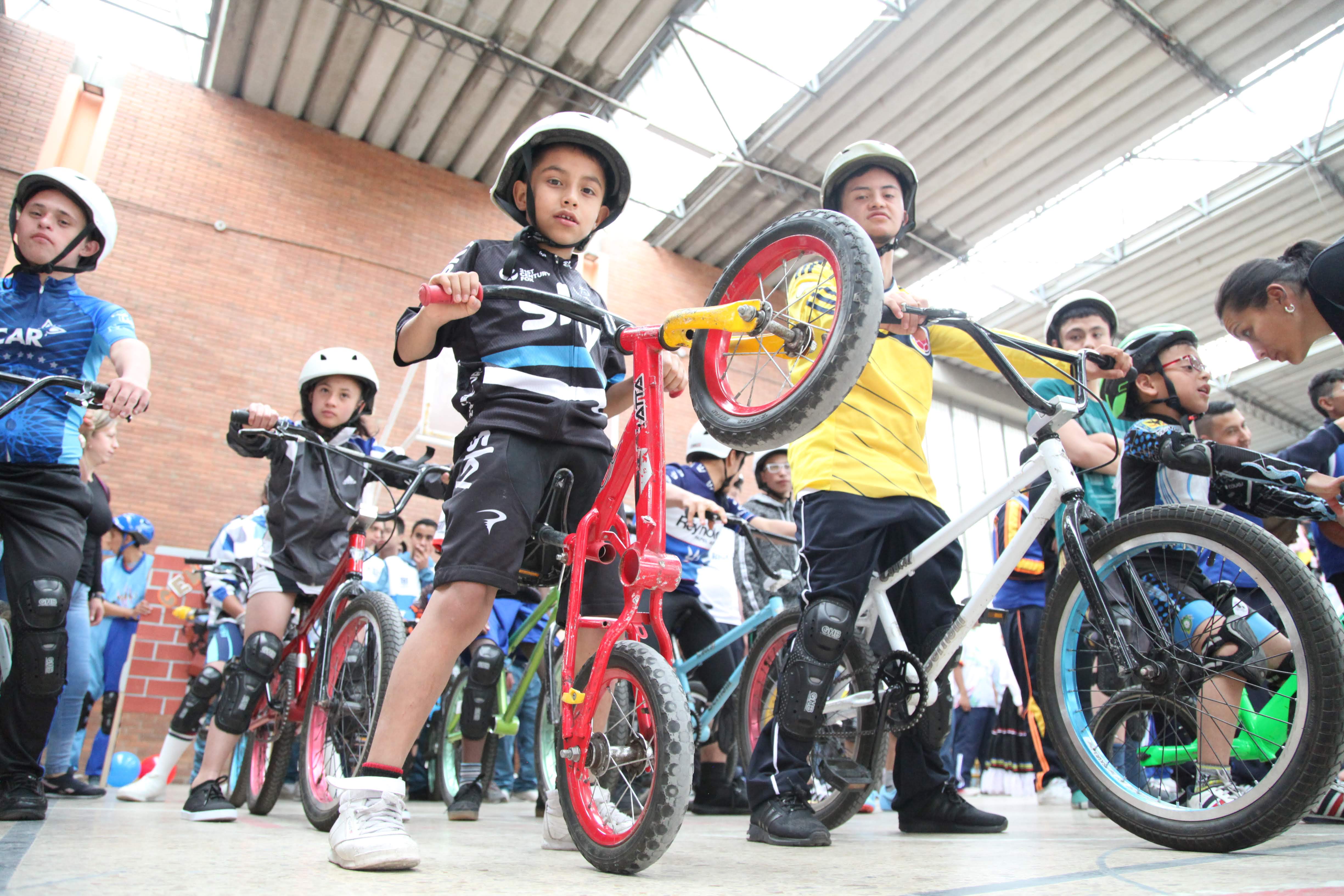 foto de niños en bicilceta