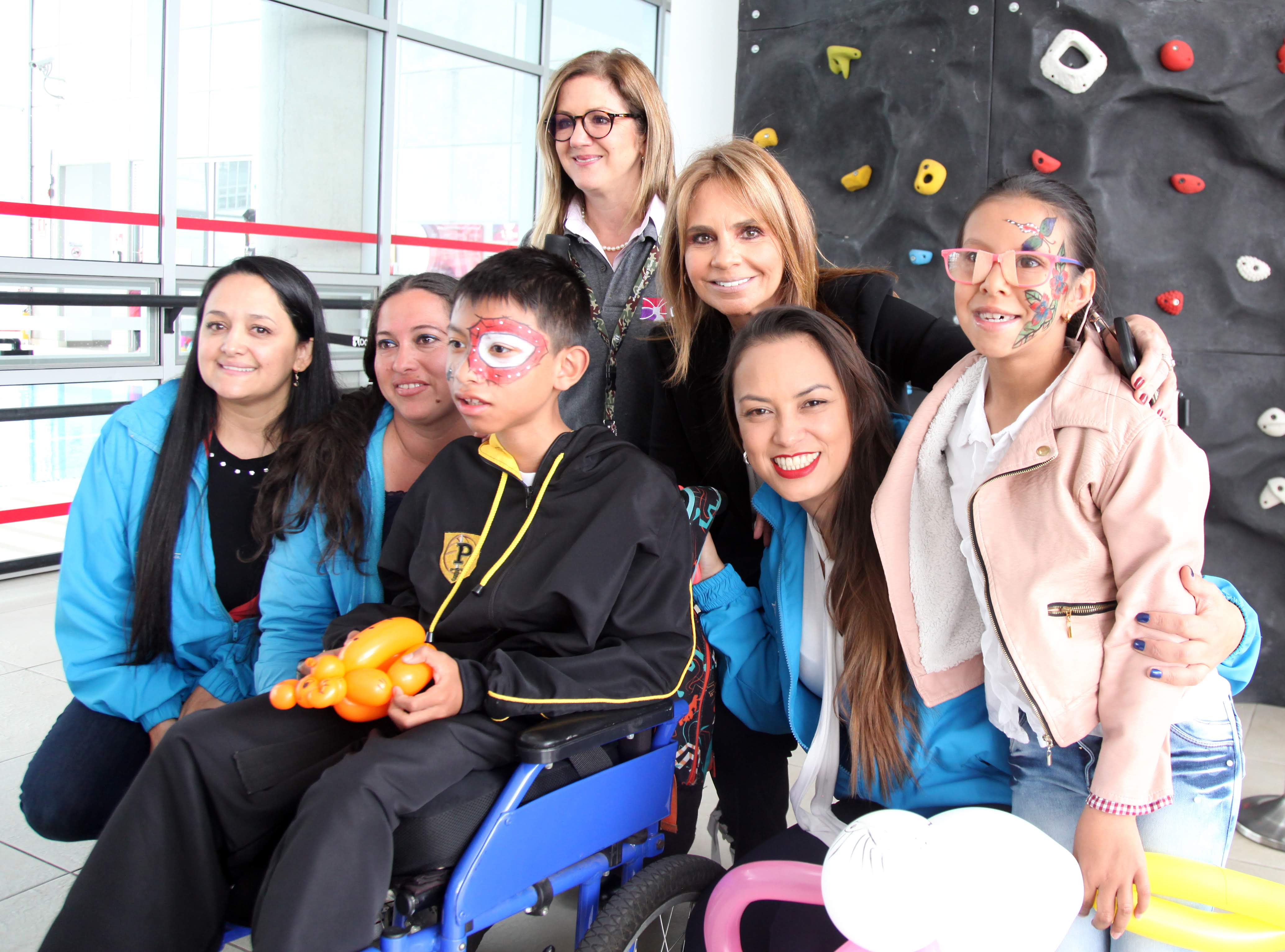 foto de funcionarios, secretaria y niños