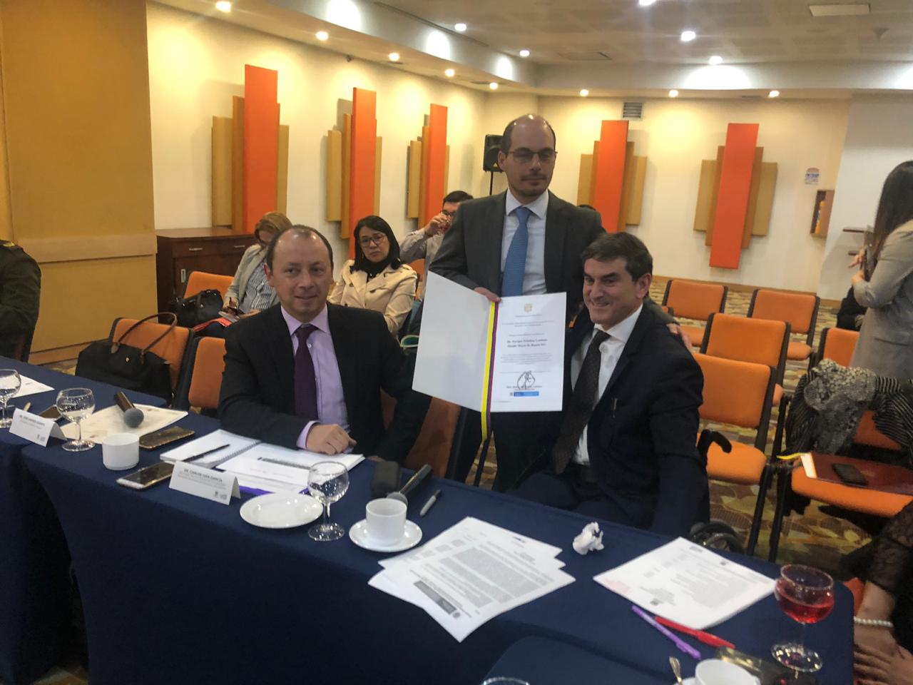 foto de hombres con diploma