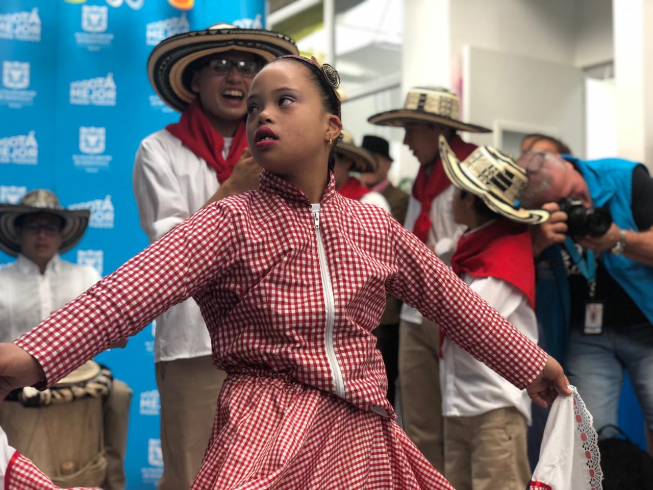 foto de niña bailando