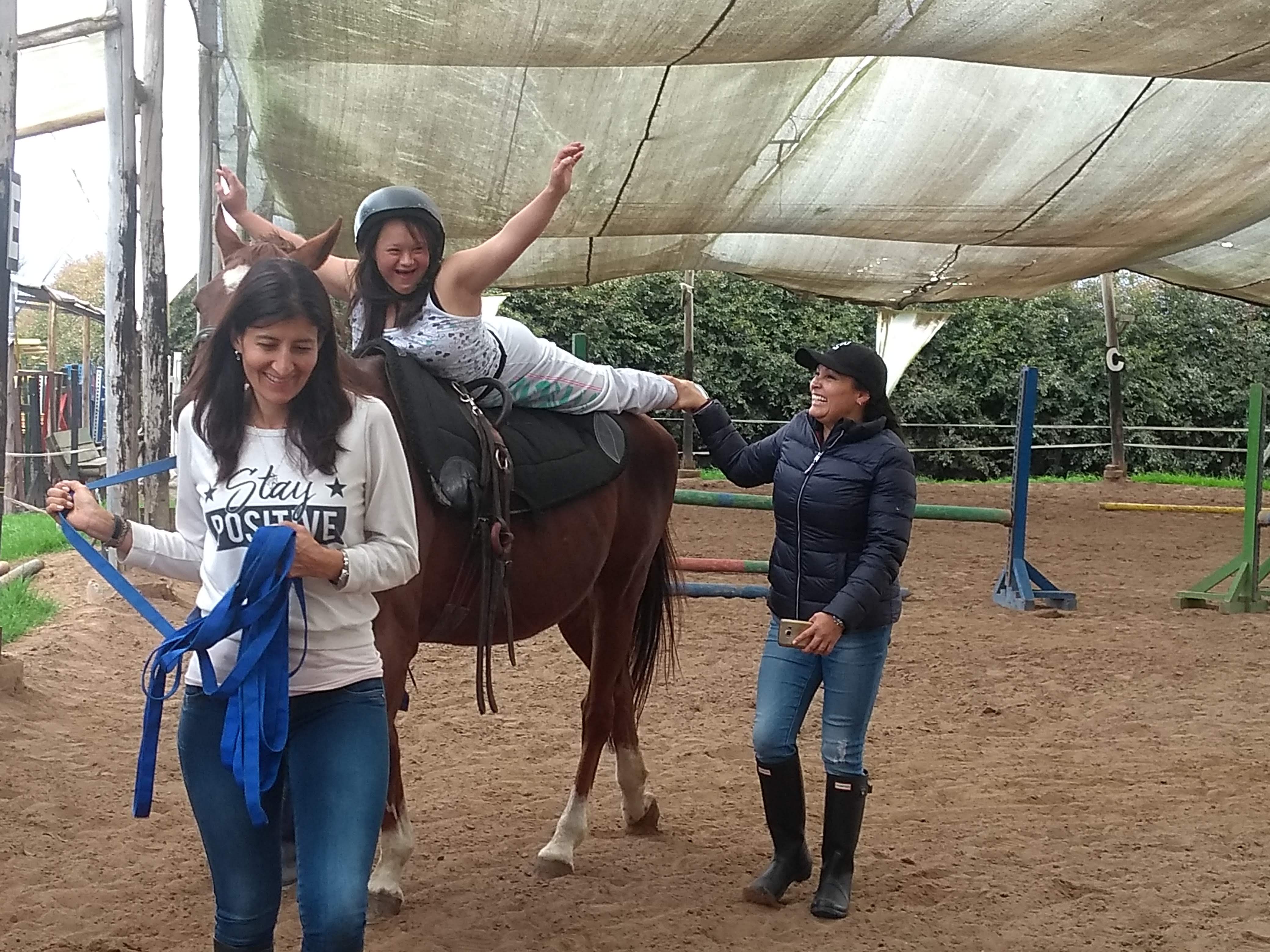 foto de niña en equinoterapia