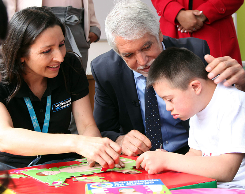 foto de alcalde con niño con discapacidad
