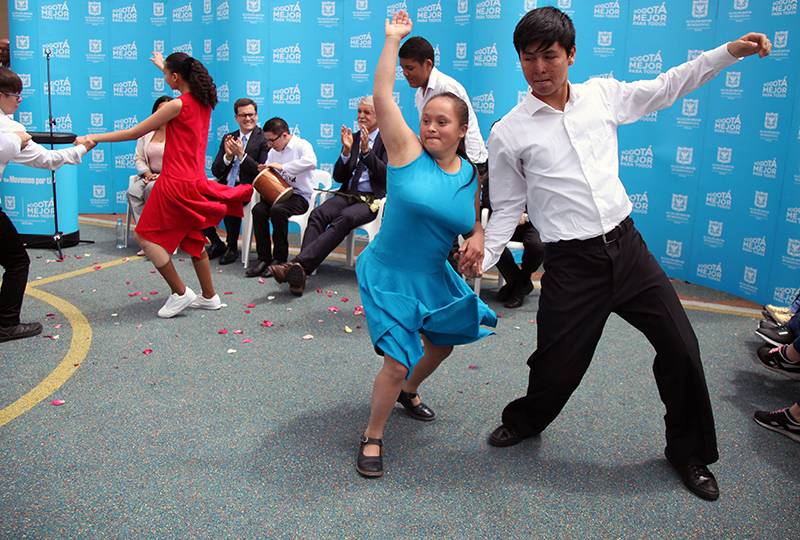 foto de pareja con discapacidad bailando