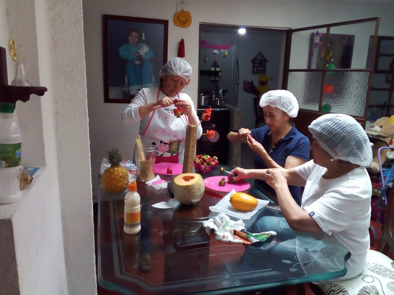 mujeres haciendo artesanias