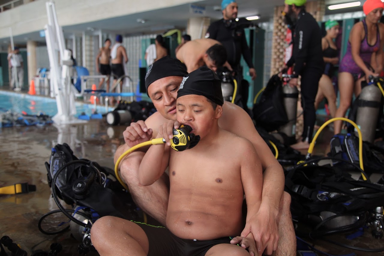 foto de niños con discapacidad practicando buceo 3