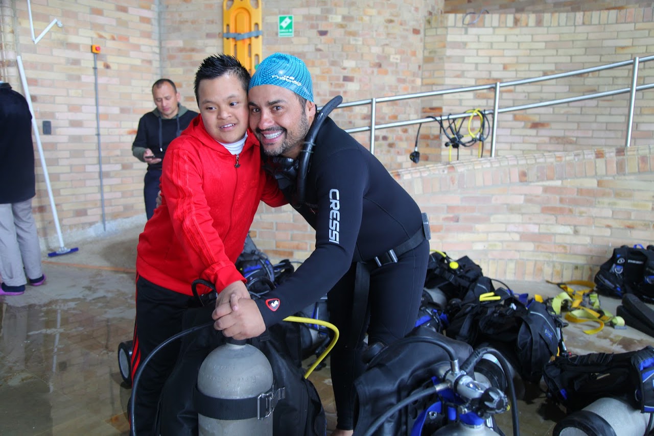 foto de niños con discapacidad practicando buceo 4