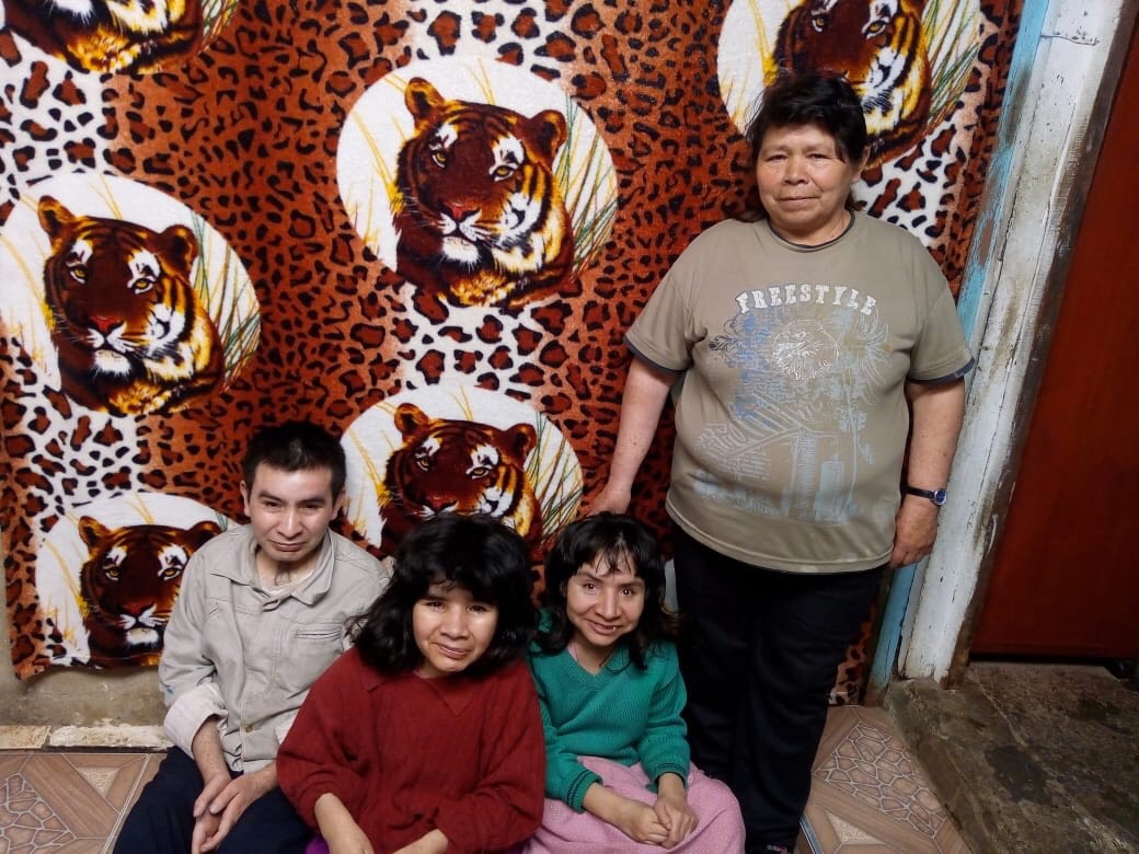 foto de madre con sus 3 hijos