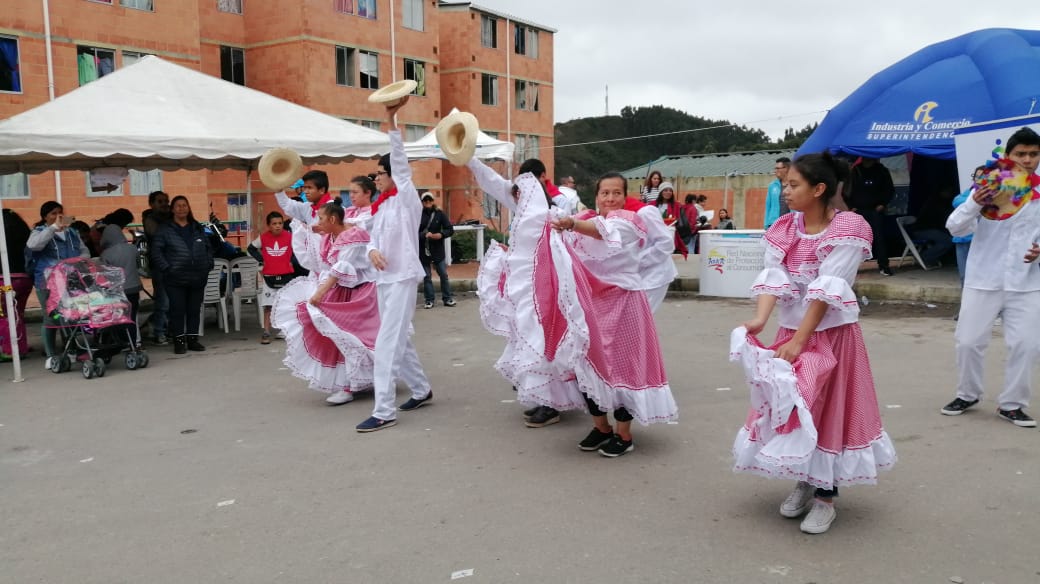 foto de niños y niñas bailando