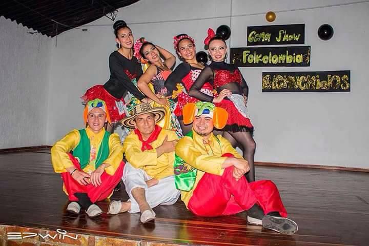 foto de mujeres y hombres posando