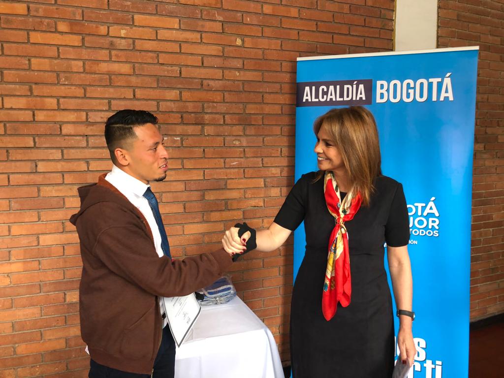 secretaria felicitando a graduado