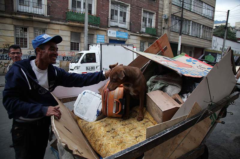 foto de habitante de calle con su amigo fiel - el perro - 3