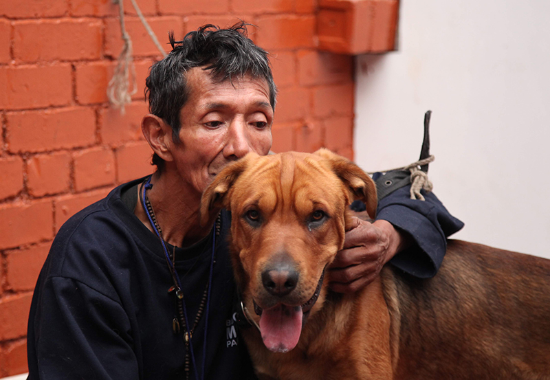 foto de habitante de calle con su amigo fiel - el perro - 2
