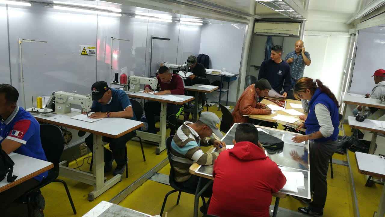 foto de hombres en maquinas de coser