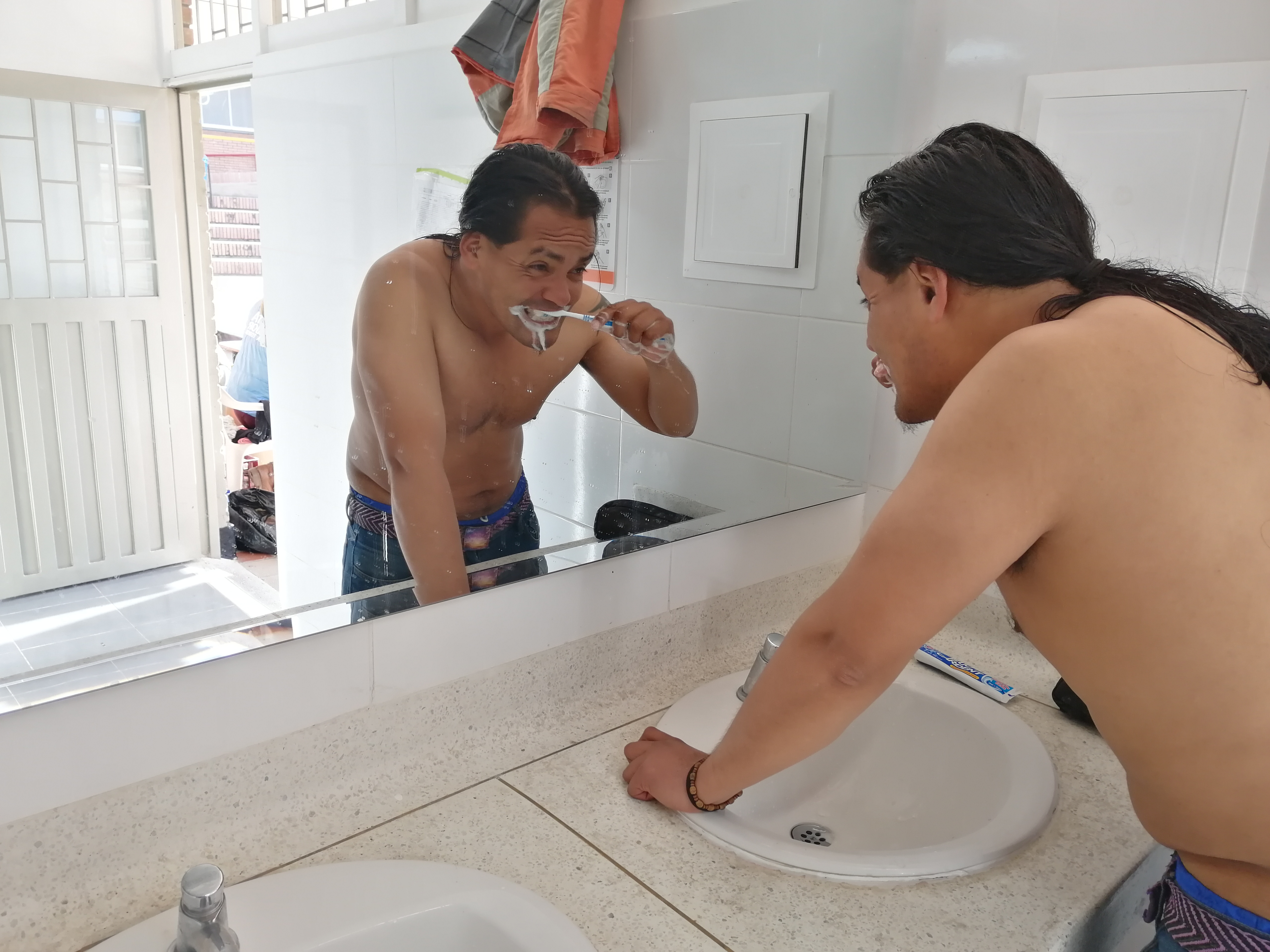 FOTO DE EXHABITANTE DE CALLE LAVANDO DIENTES