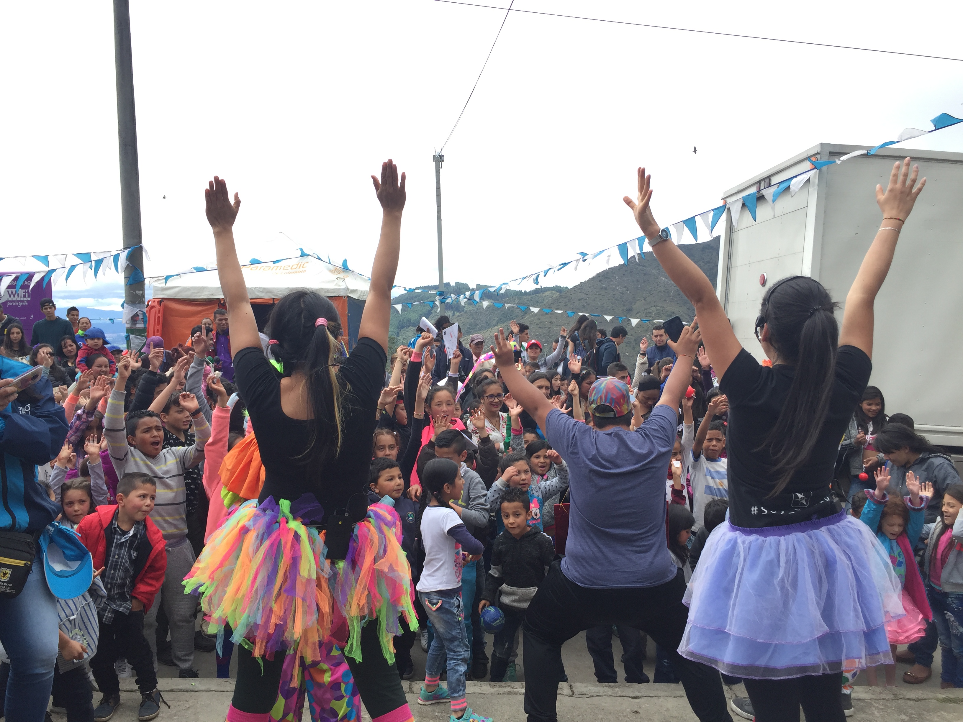 foto de animadores con niños y niñas