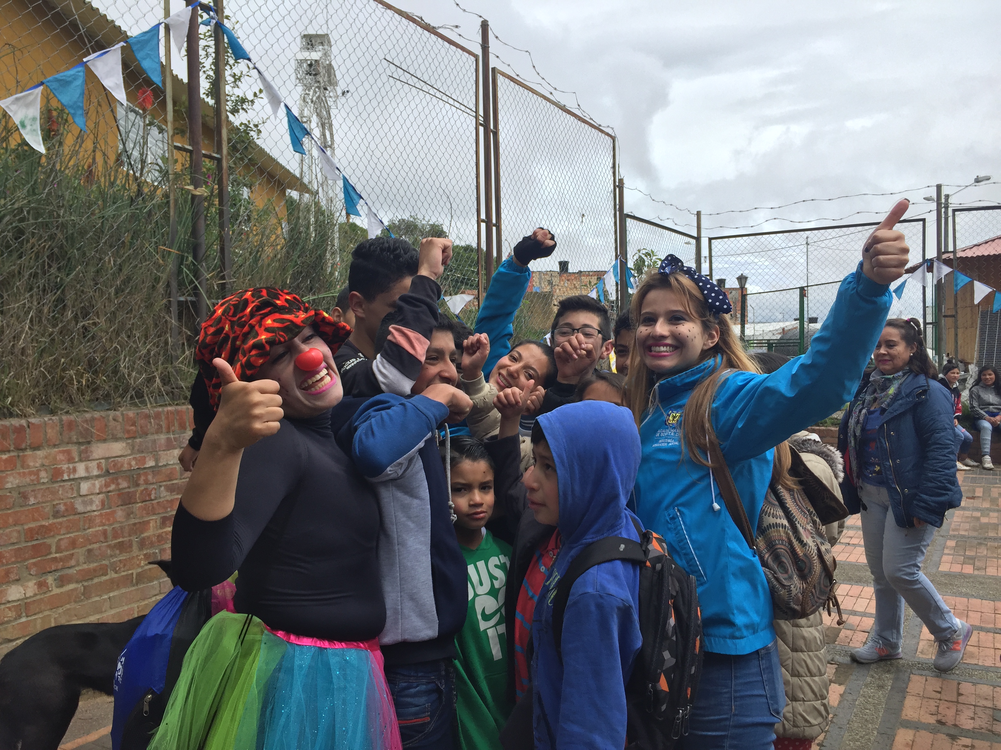 foto de funcionarios con niños y niñas