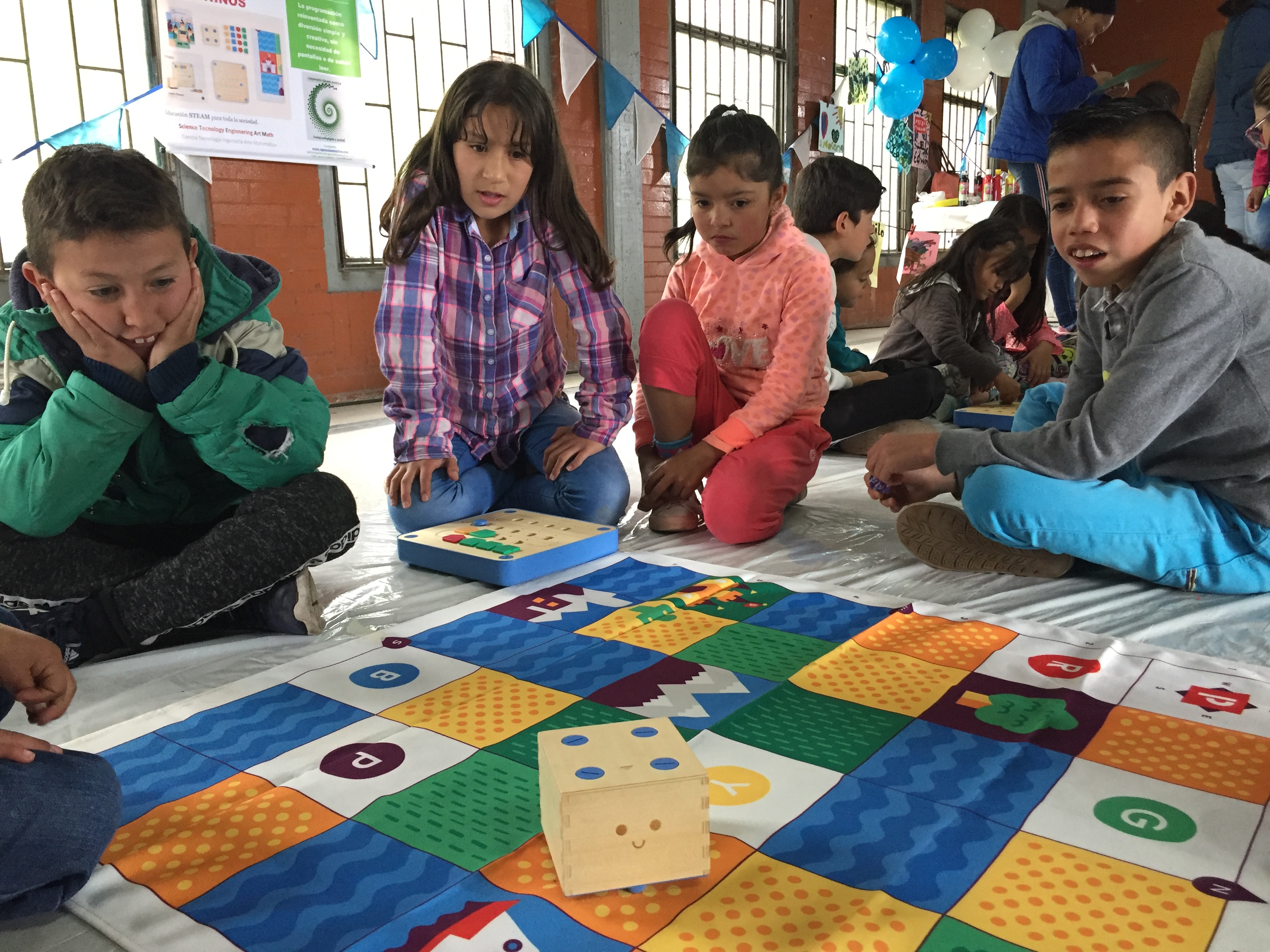 foto de niños y niñas jugando en el piso