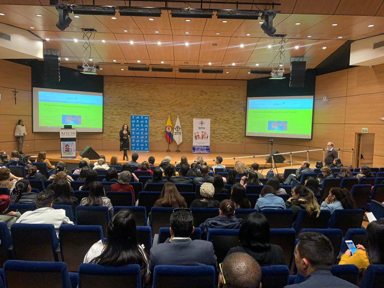 funcionaria exponiendo en auditorio