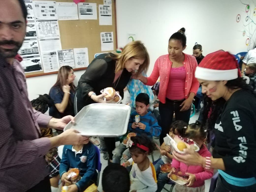 foto de niños recibiendo comida