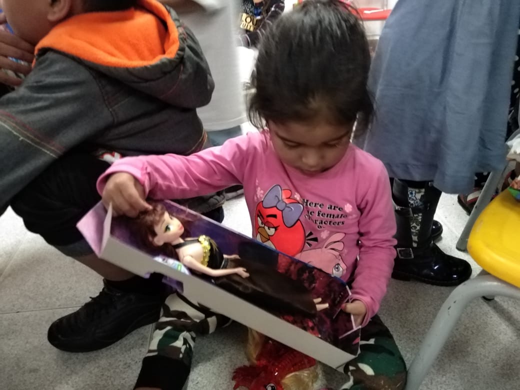 foto de niña destapando regalo