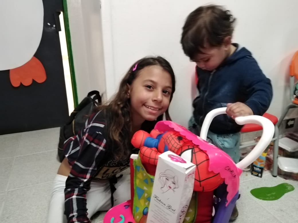 foto de niños con regalos