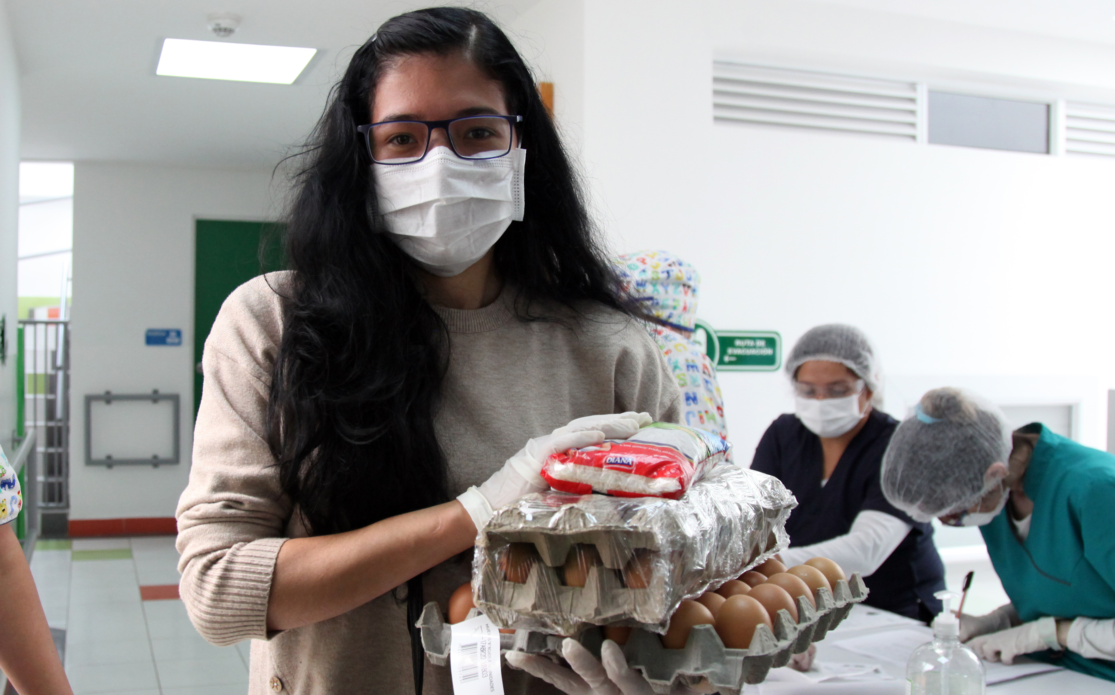 foto de mujer con mercado en la mano