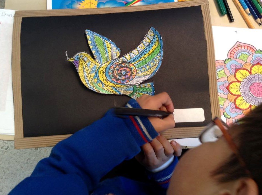 foto de niño haciendo manualidades