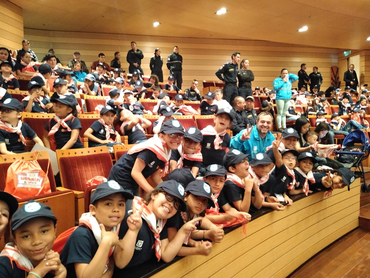 foto de niños en auditorio